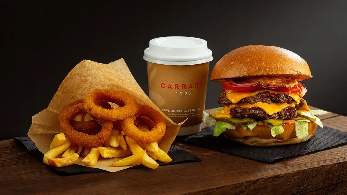 Burger meni s krompirčkom, čebulnimi obročki in kavo
