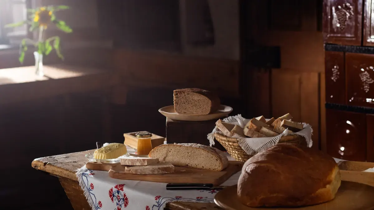 Domači kruh na mizi v kmečki hiši