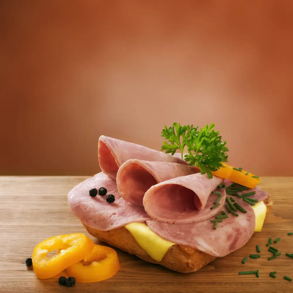 Postrežena šunka na kruhu za embalažo