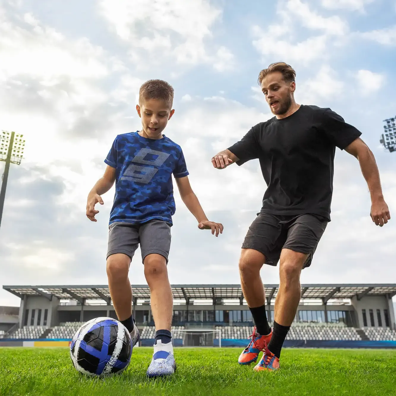Lifestyle fotografija športnih izdelkov med igro nogometa