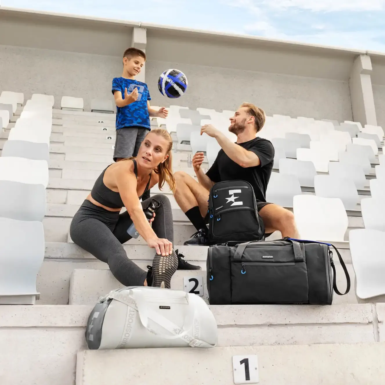 Lifestyle fotografija športnih izdelkov na tribuni