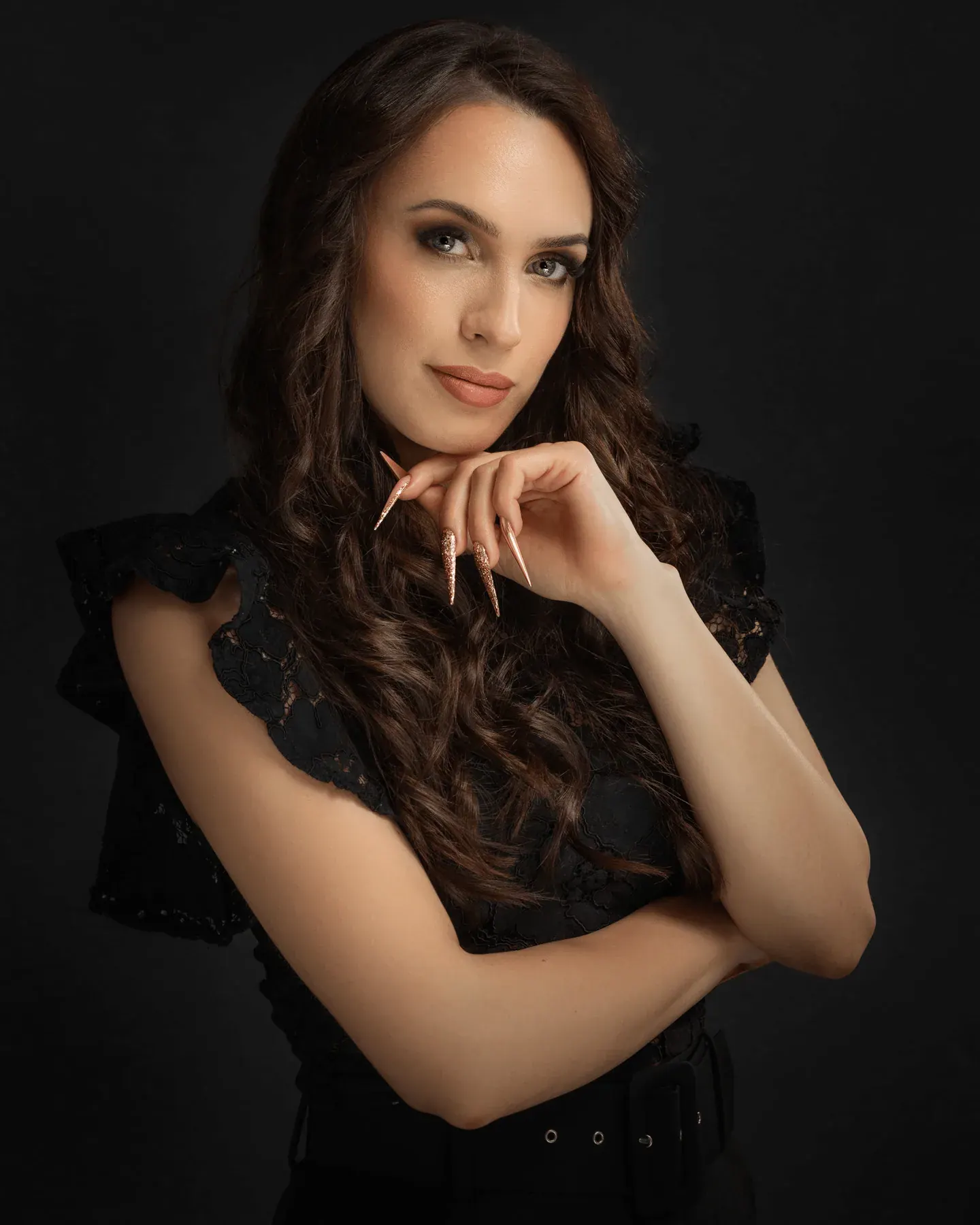 Studijski poslovni portret na črnem ozadju